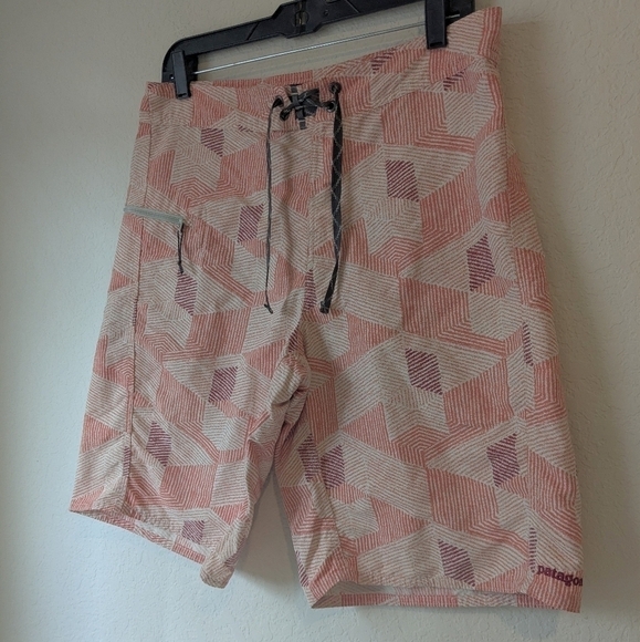 Patagonia Men's Pink Coral Geometric Stripe Wavefarer Boardshorts Swim Surf - Picture 5 of 10